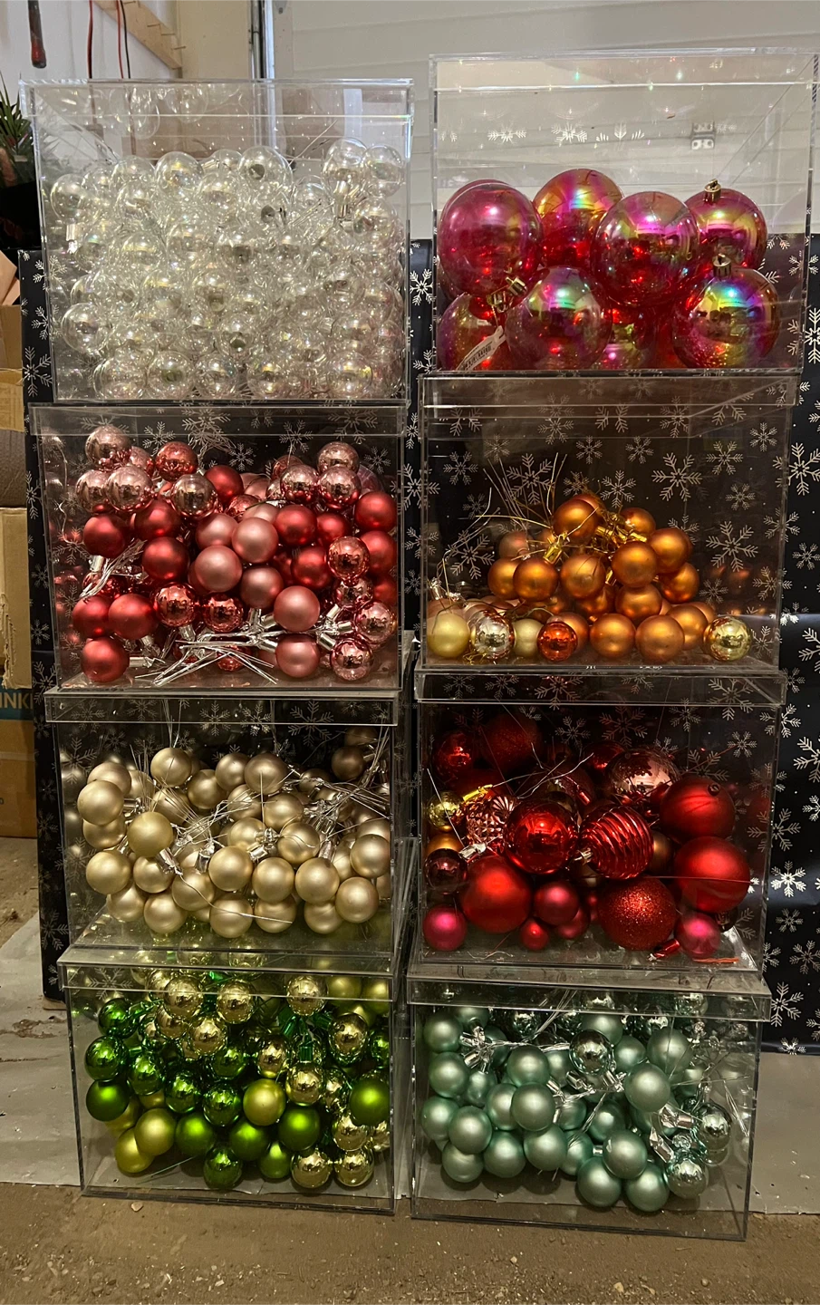 Set of 8 ornaments in acrylic boxes with lids