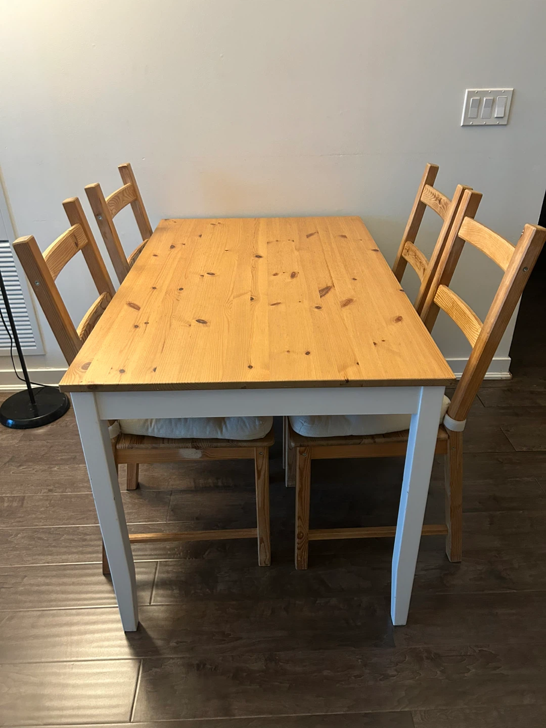 IKEA Dining Table +4 Chairs and pillows