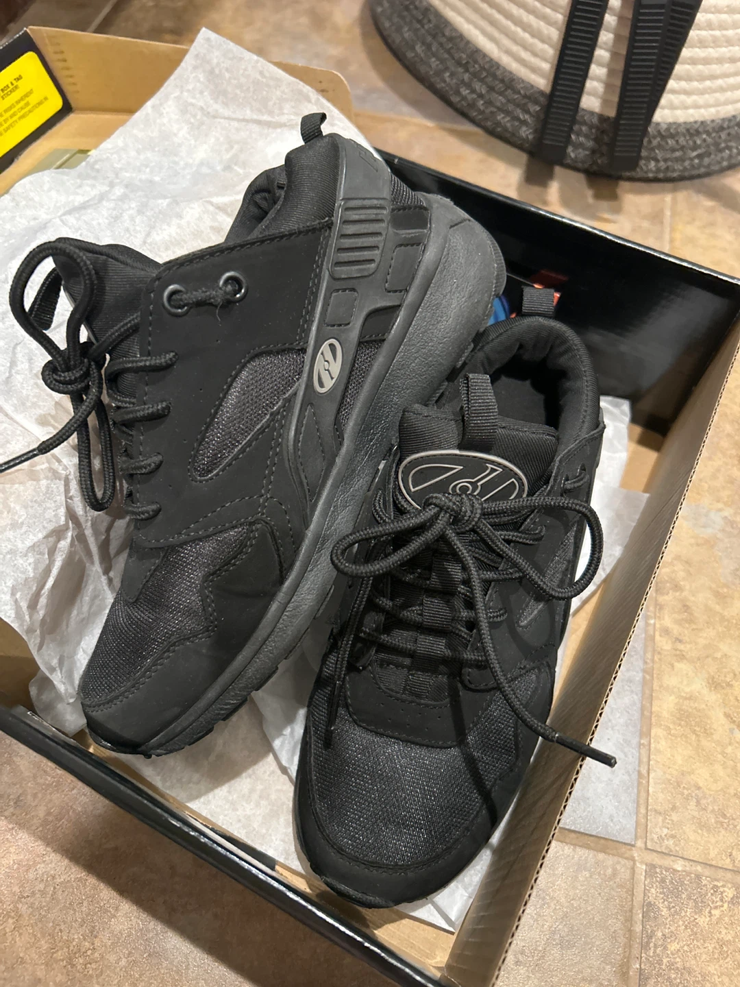 Heelys Force Black Youth Size 4 - photo 3