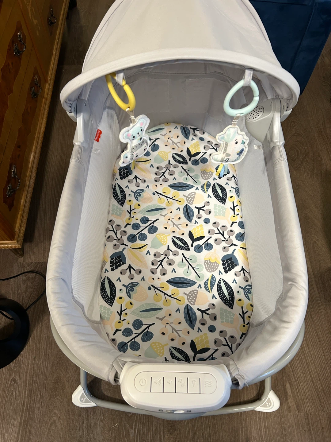 Fisher-Price Soothing Motions Bassinet - Excellent Condition