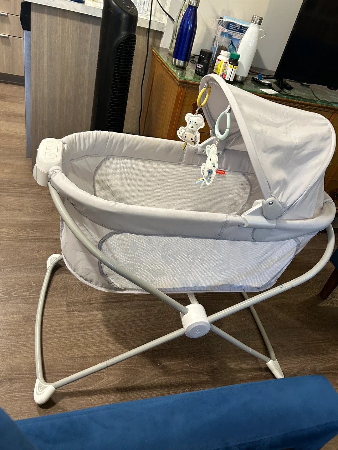 Fisher-Price Soothing Motions Bassinet - Excellent Condition - photo 3