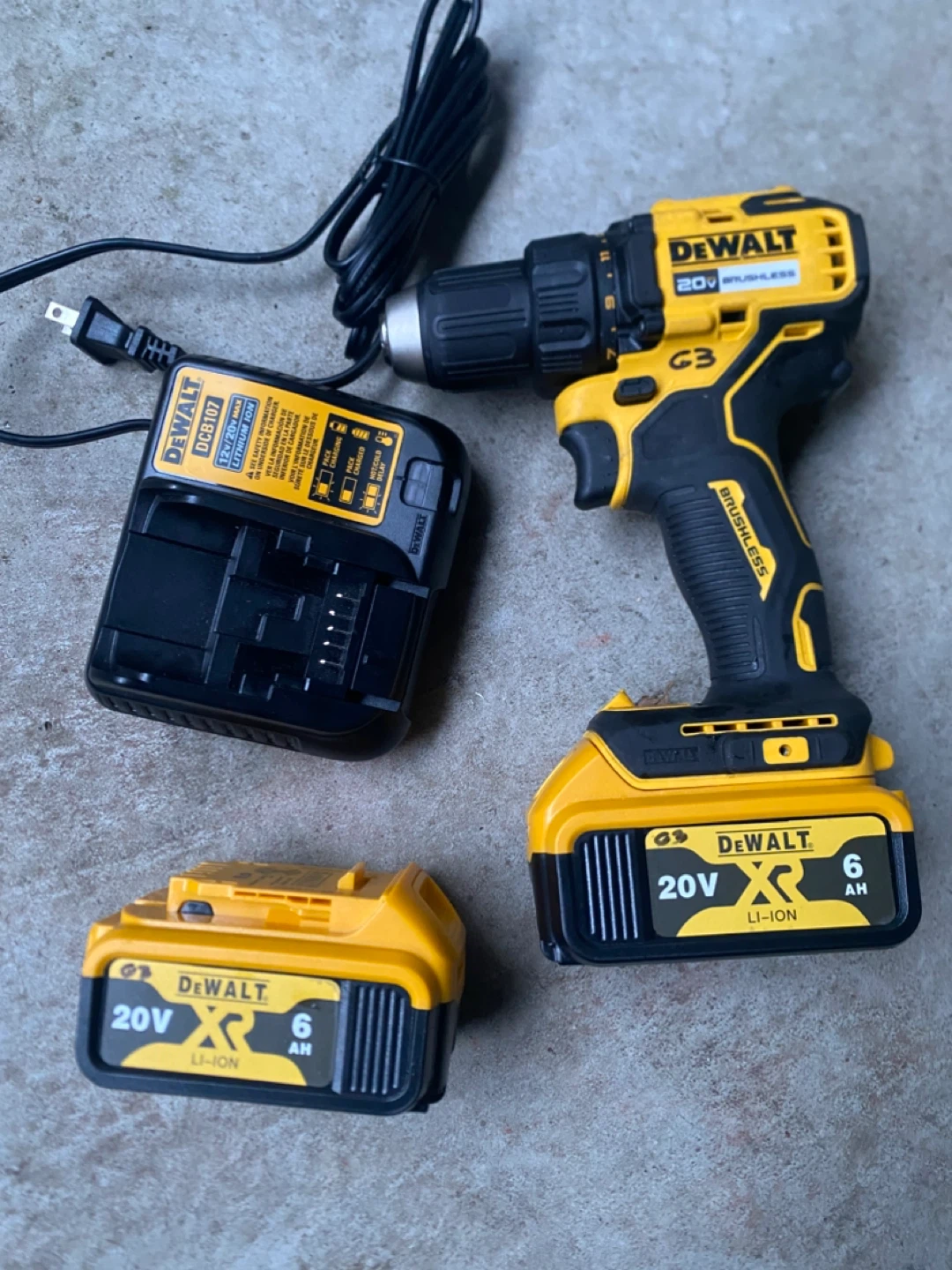 DeWalt 20V Brushless Cordless Drill Kit