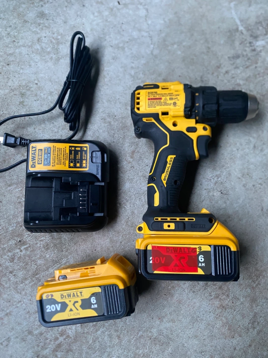 DeWalt 20V Brushless Cordless Drill Kit - photo 2