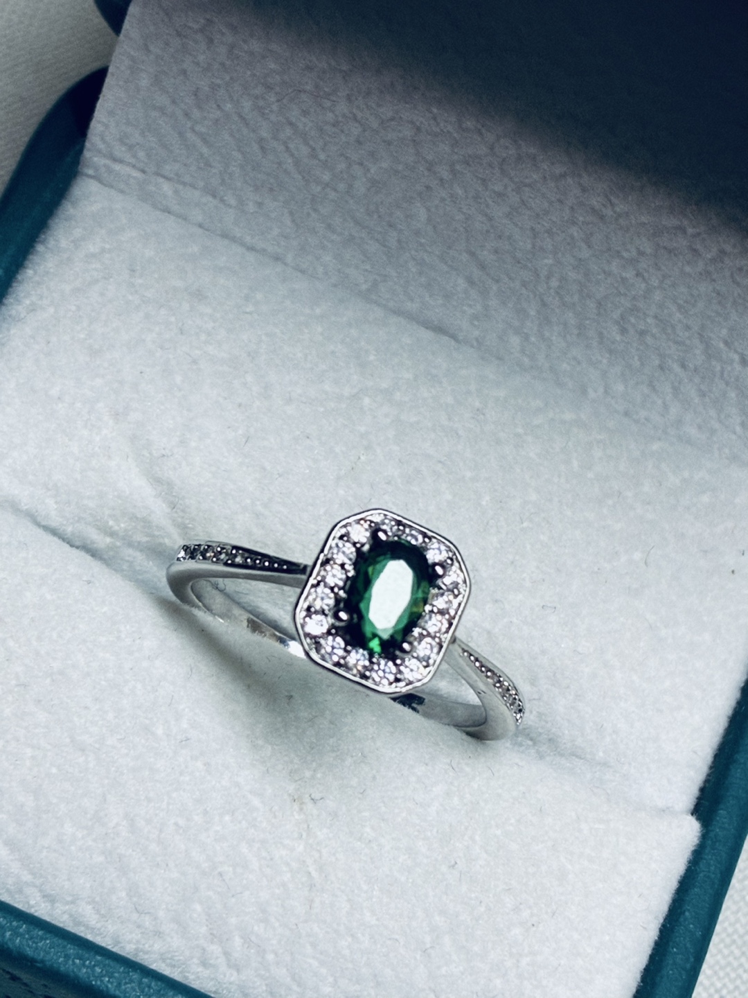 Cute & minimalist delicate emerald sapphire ring