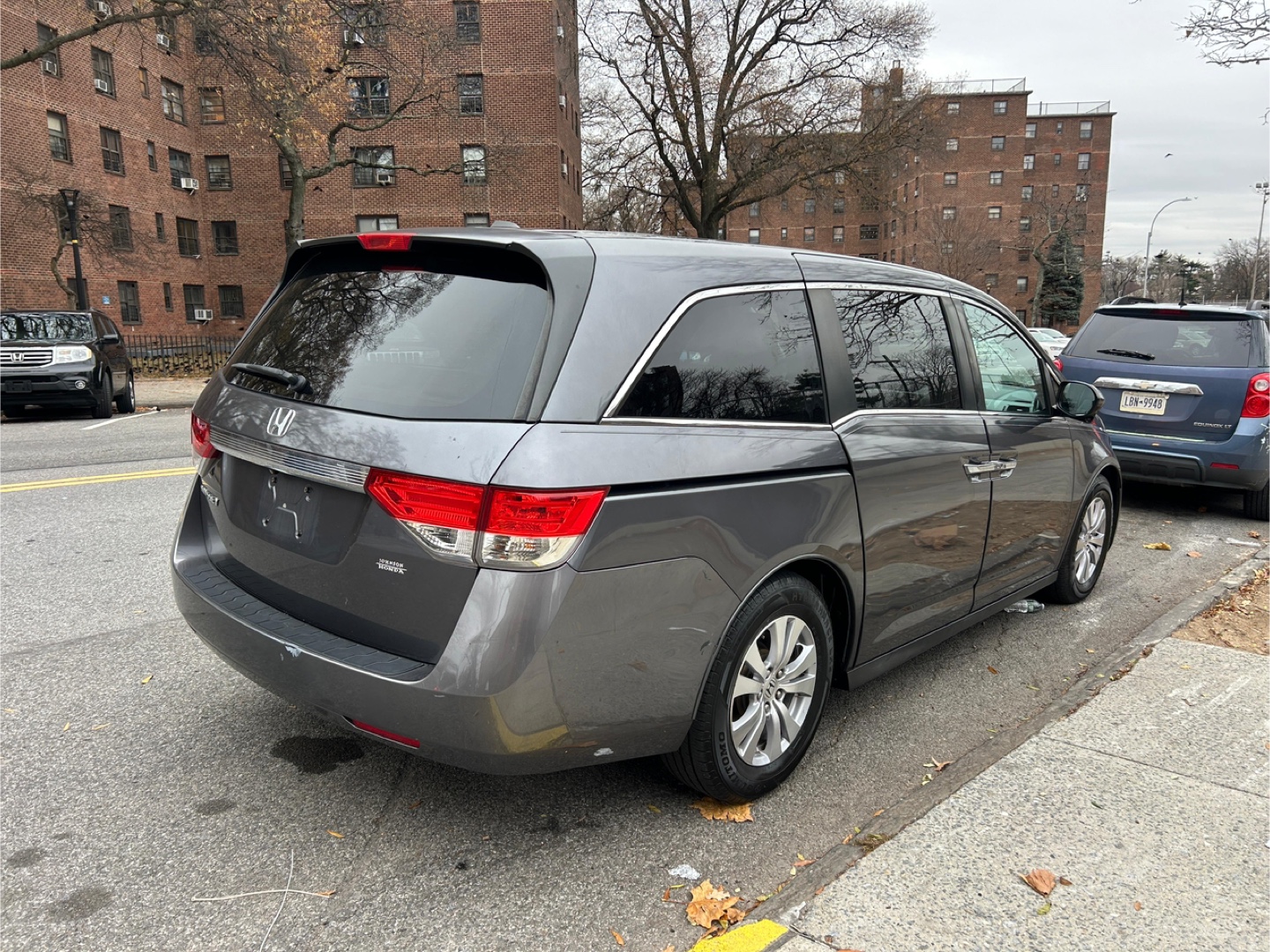 2016 Honda Odyssey EXL Sport Minivan - Gray - photo 4