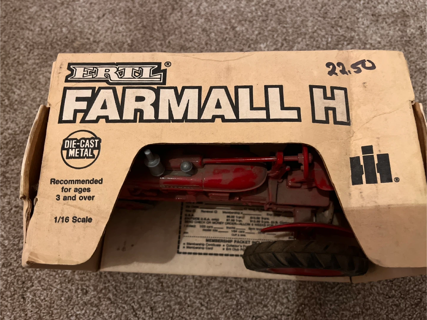 Ertl Farmall H Die-Cast Tractor 1/16 Scale - photo 2