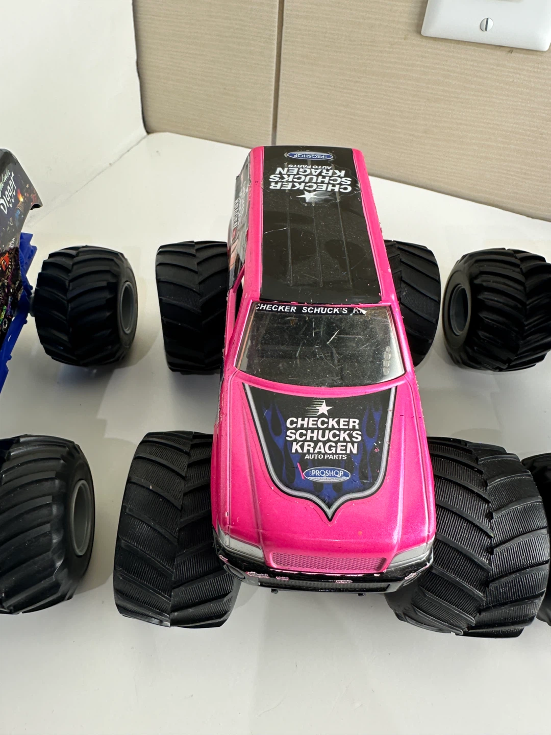 Monster Jam Grave Digger & Scarlet Bandit Trucks - photo 3