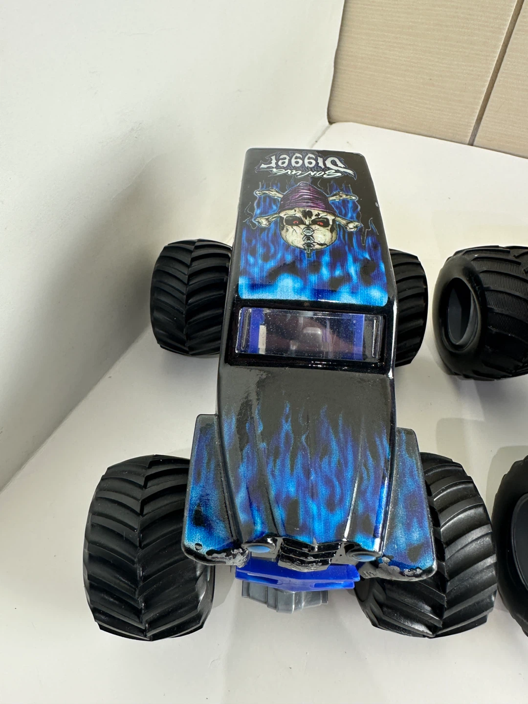 Monster Jam Grave Digger & Scarlet Bandit Trucks - photo 4