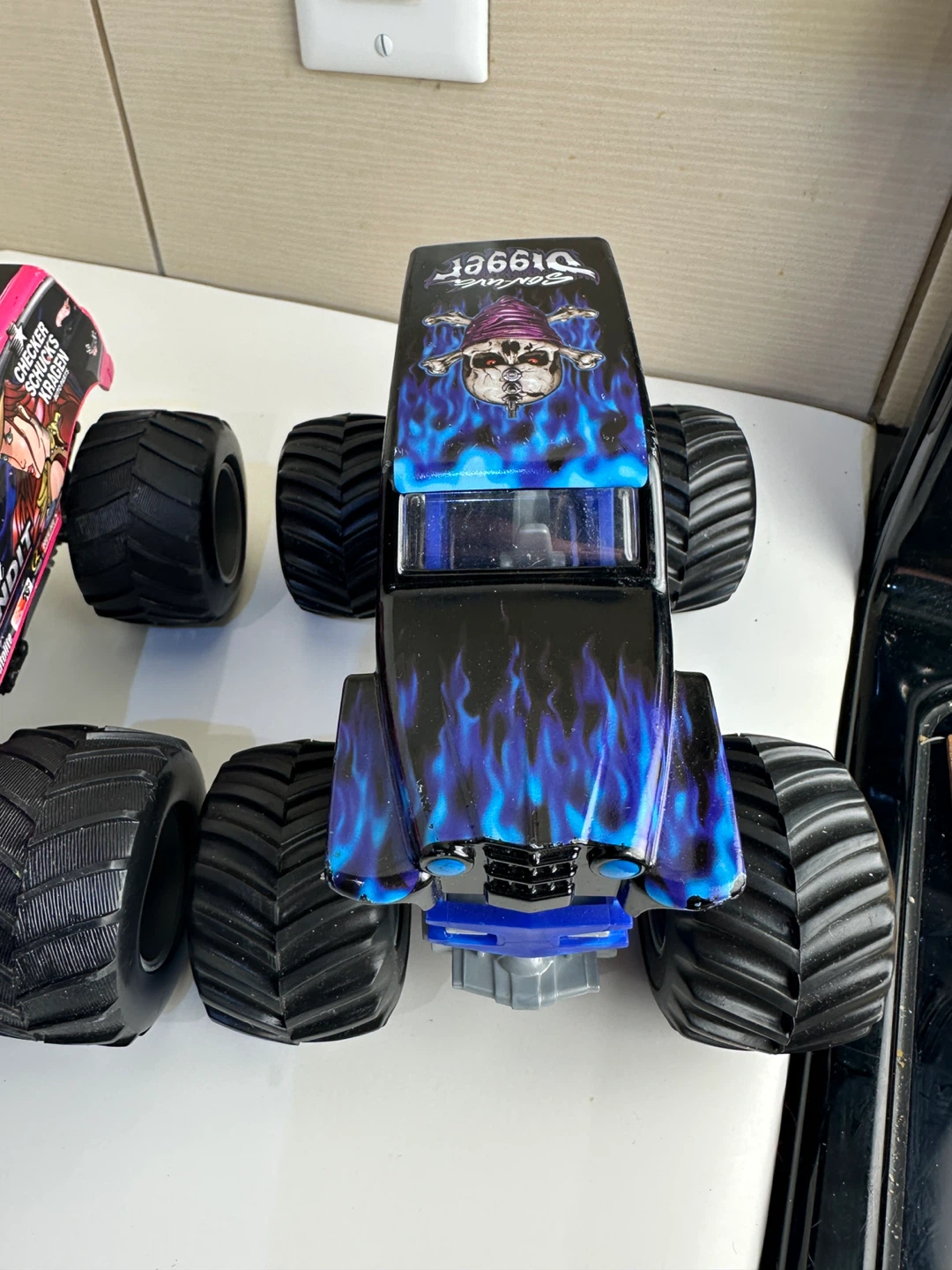 Monster Jam Grave Digger & Scarlet Bandit Trucks - photo 2