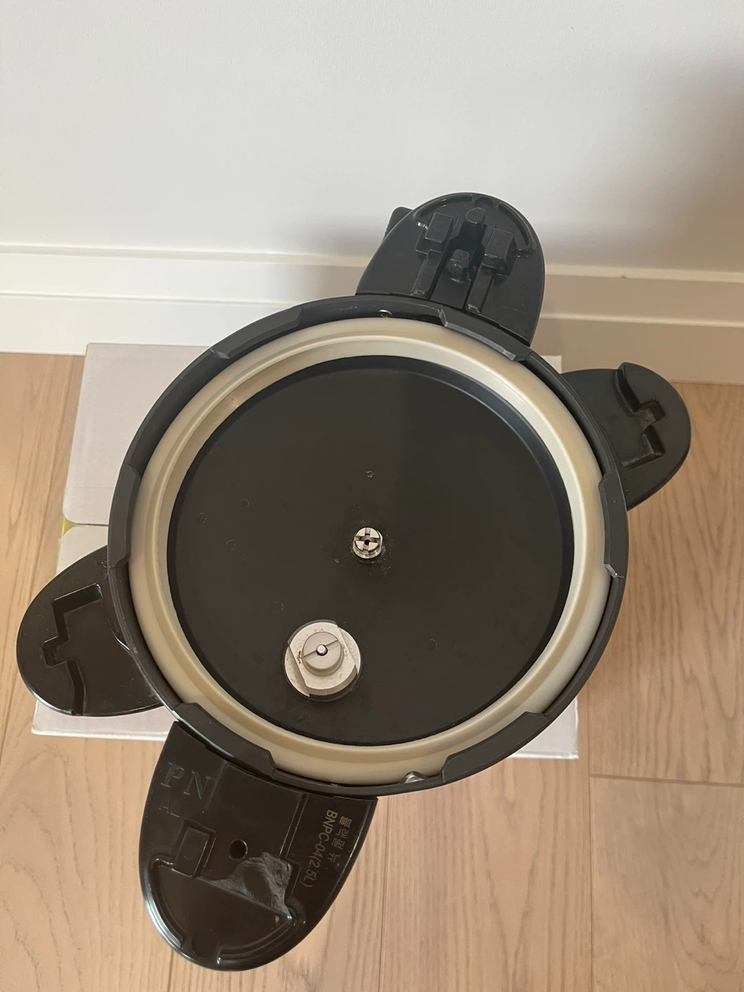 Compact Black Pearl Pressure Cooker 2.5L – Excellent Condition - photo 3