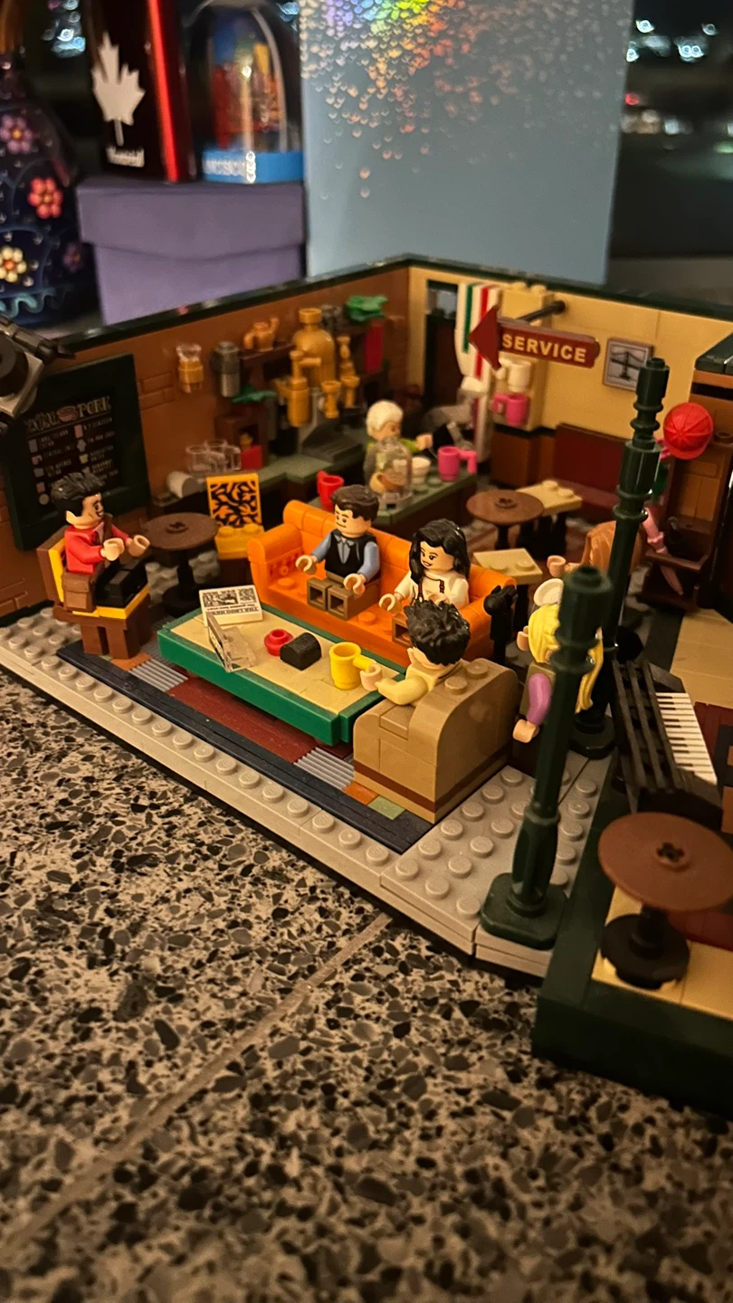 LEGO Ideas 21319 Central Perk Friends Set - photo 3