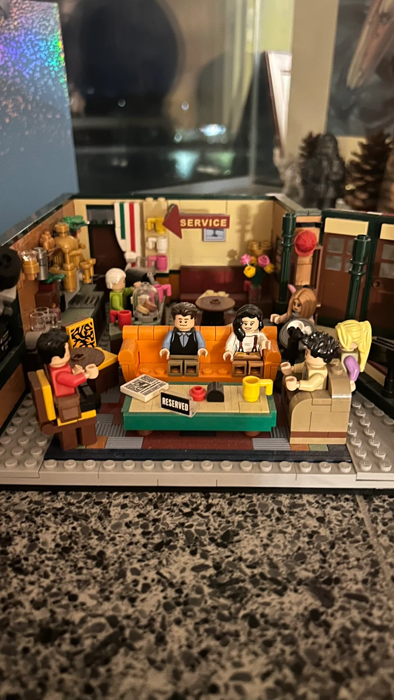 LEGO Ideas 21319 Central Perk Friends Set - photo 2