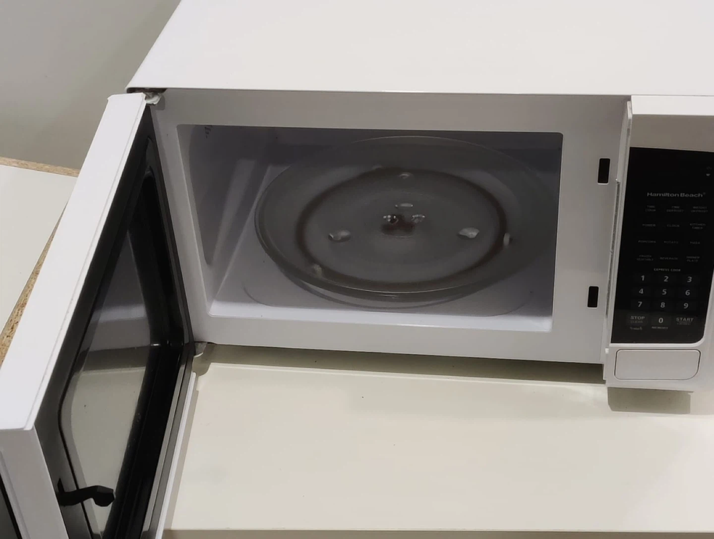Hamilton Beach Microwave - White - photo 3