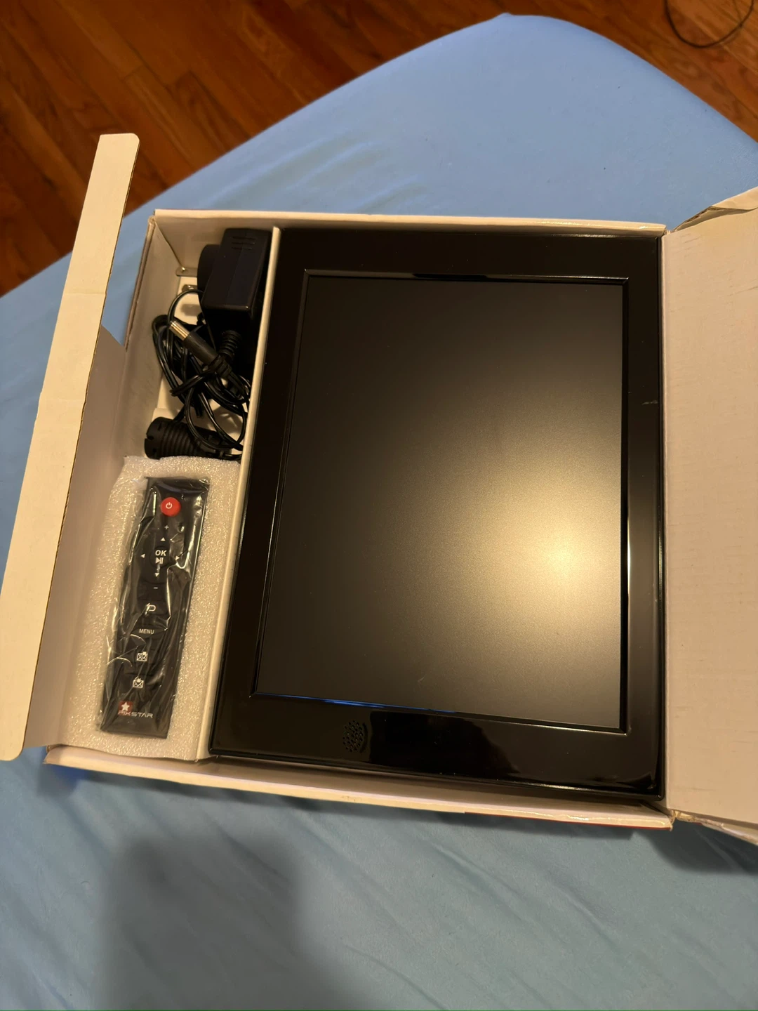 Pix-Star FotoConnect XD Wi-Fi Digital Photo Frame 10.4" - photo 3