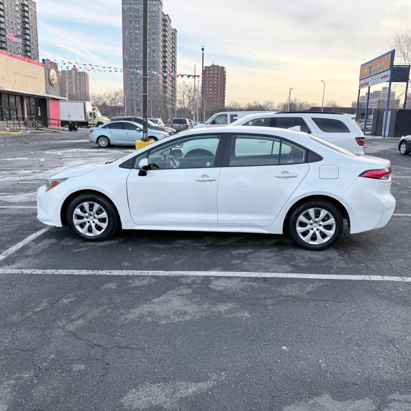 2024 White Toyota Corolla LE Sedan clean title - photo 5