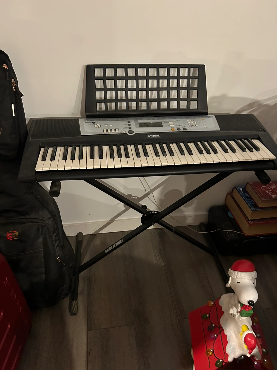Yamaha Keyboard and stand.