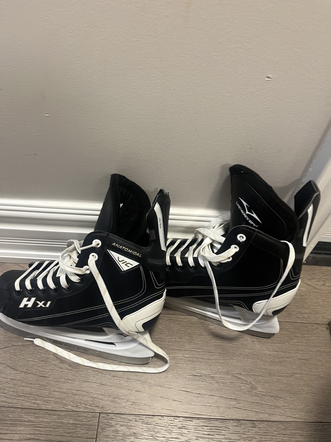 VIC Hockey Skates - Size US 7