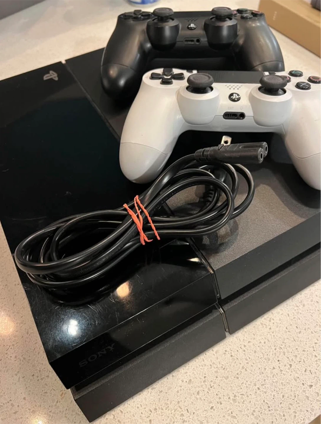 PS4 with 2 dual shock controllers (white and black) - photo 3