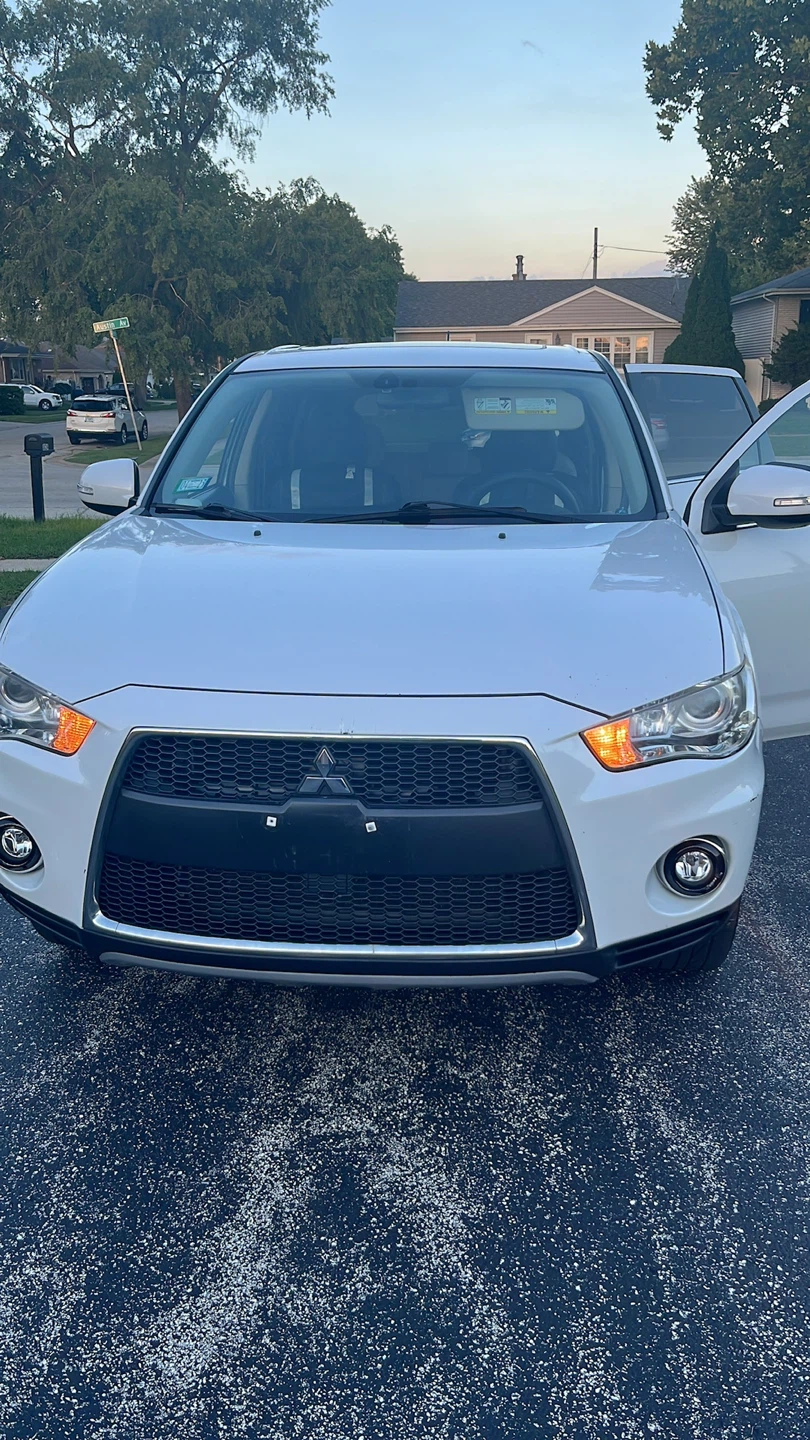 White Mitsubishi Outlander 2010