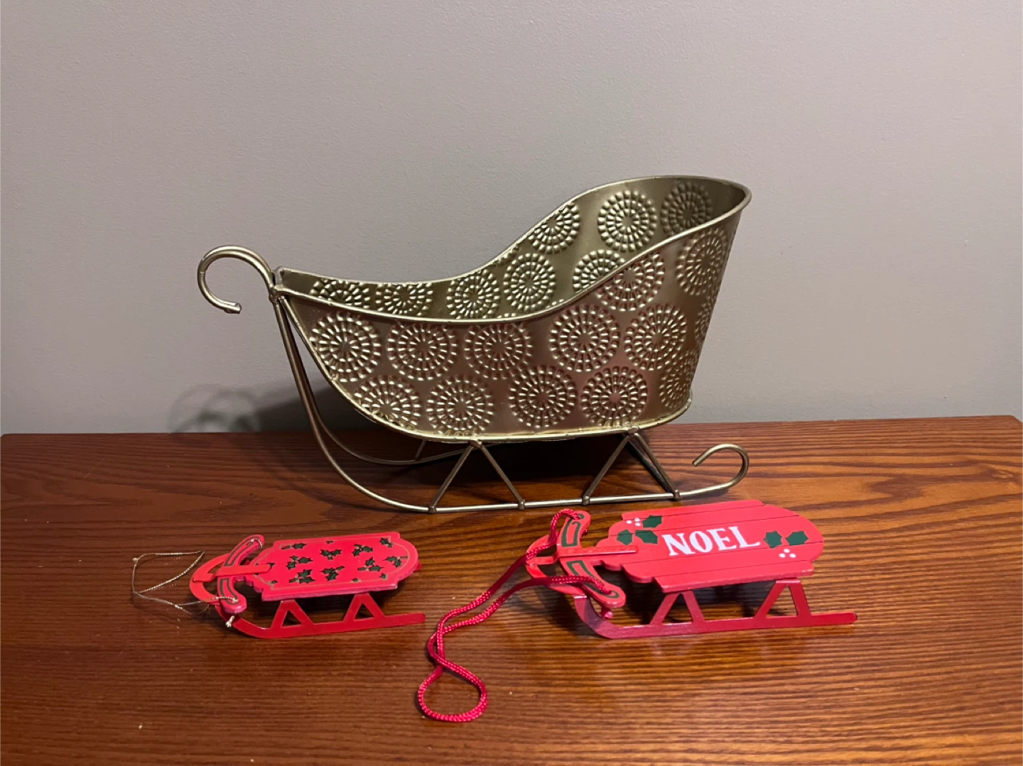 VINTAGE SLEDS/SLEIGH DECORATIONS