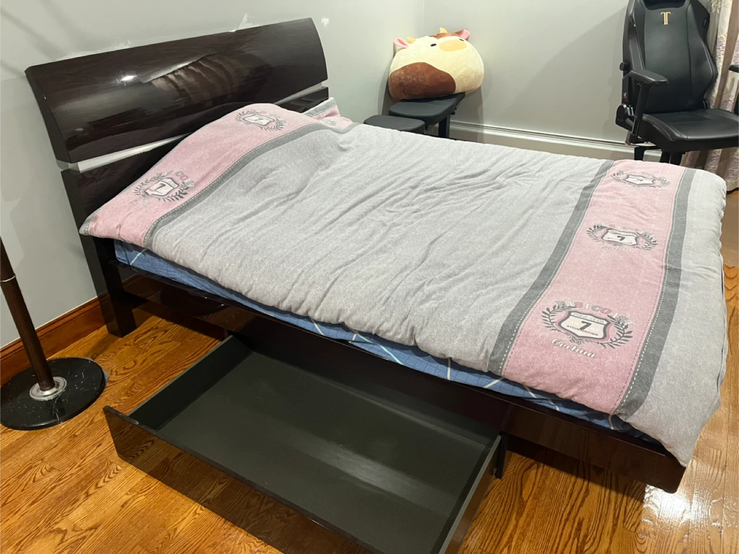 Queens size wooden bed dis-reassemble