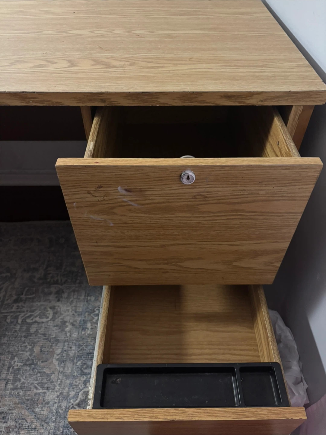 Desk - photo 2