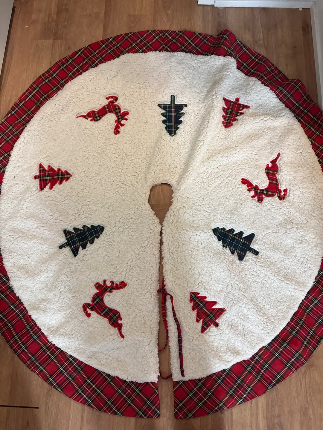 Christmas Tree Skirt with Plaid Border