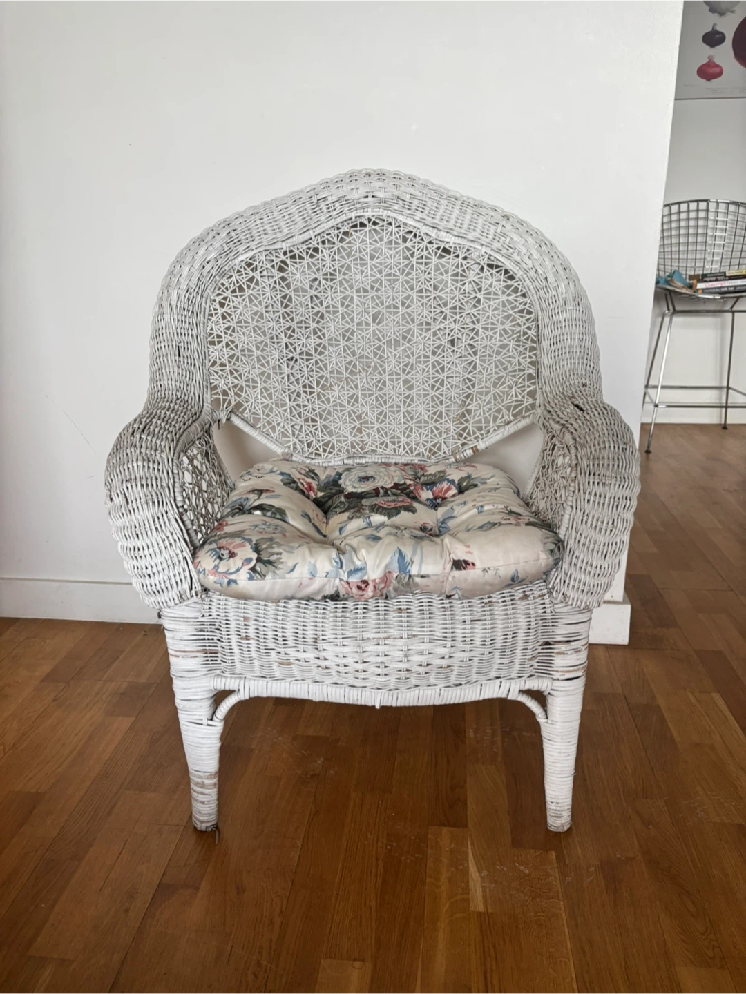 White Wicker Chair with Floral Cushion - photo 2