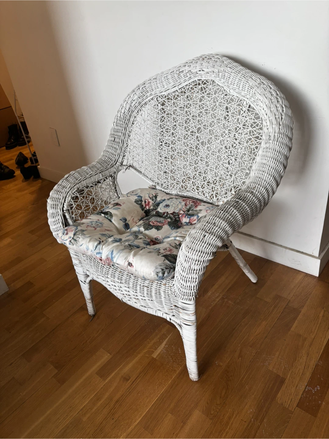 White Wicker Chair with Floral Cushion - photo 3