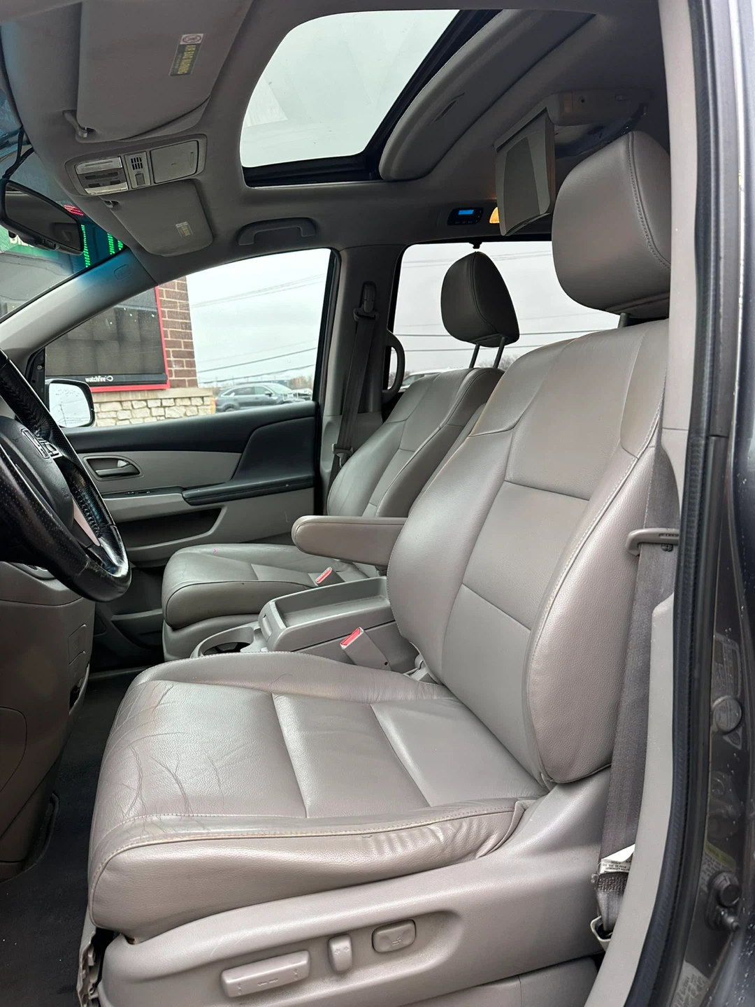 2012 Honda Odyssey Minivan - Gray 89k miles - photo 5