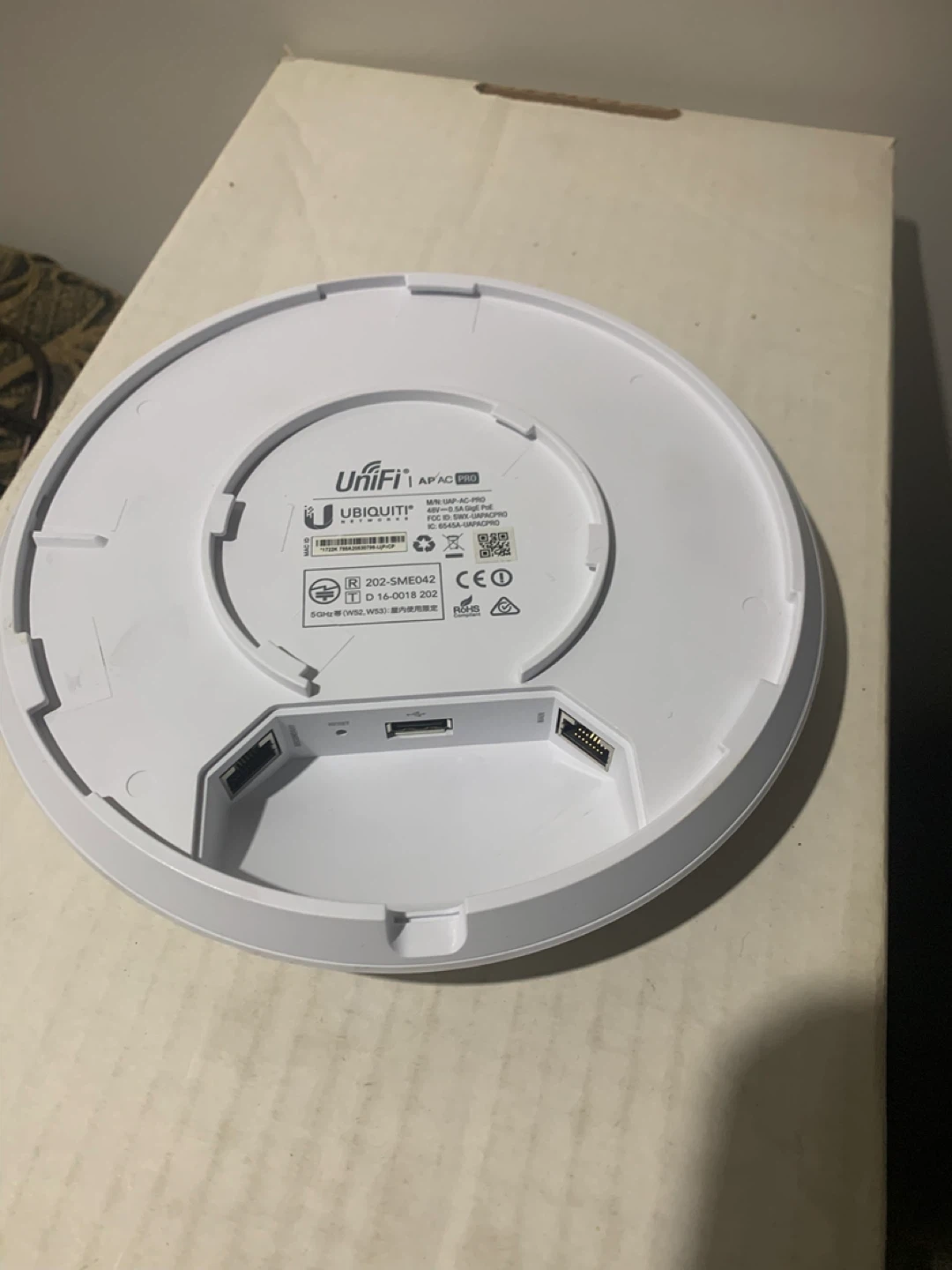 Ubiquiti UniFi AP AC Pro Access Point - photo 3