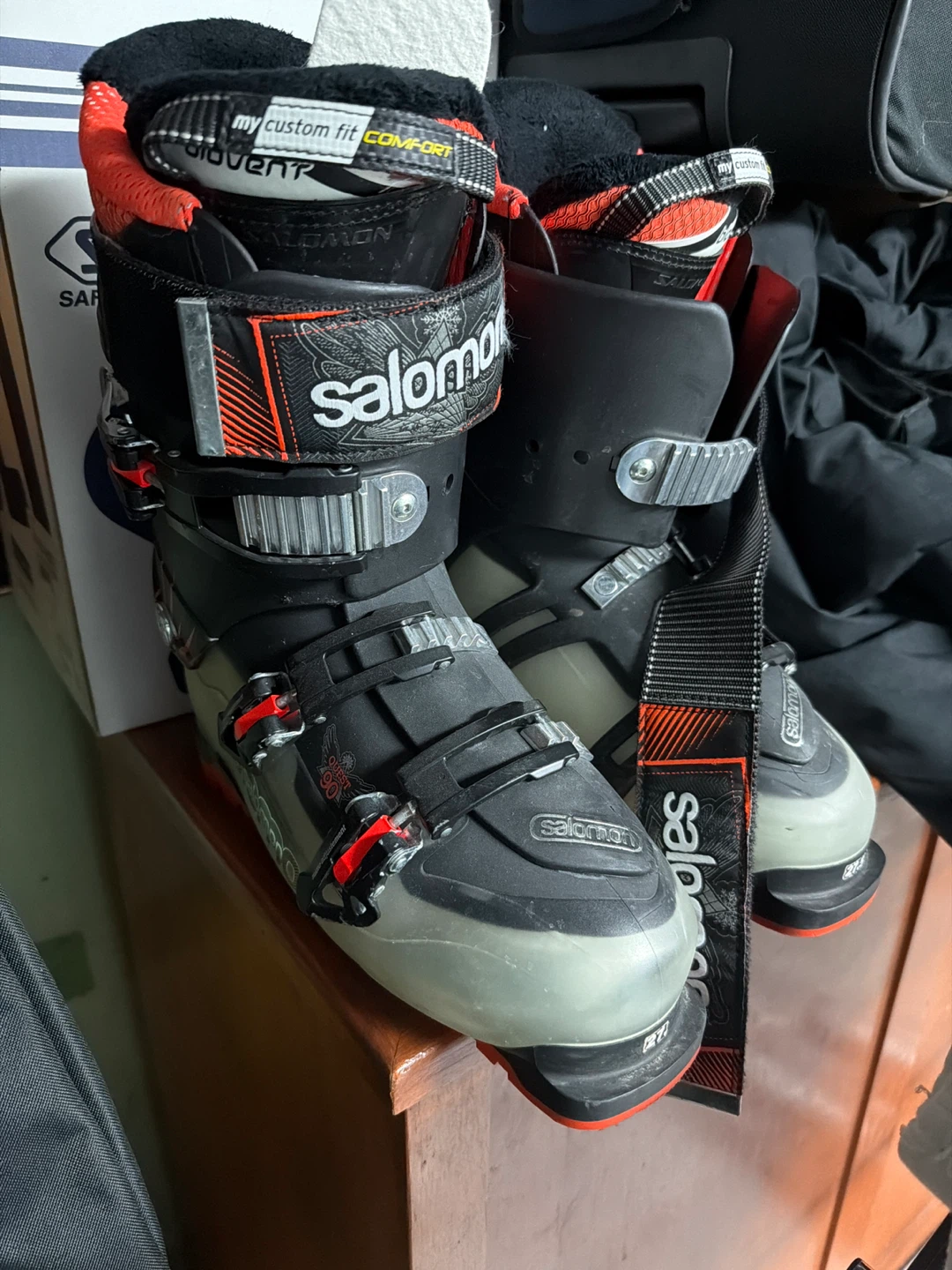 Salomon Ski Boots 27.5 Men’s 10. Fits wider calf