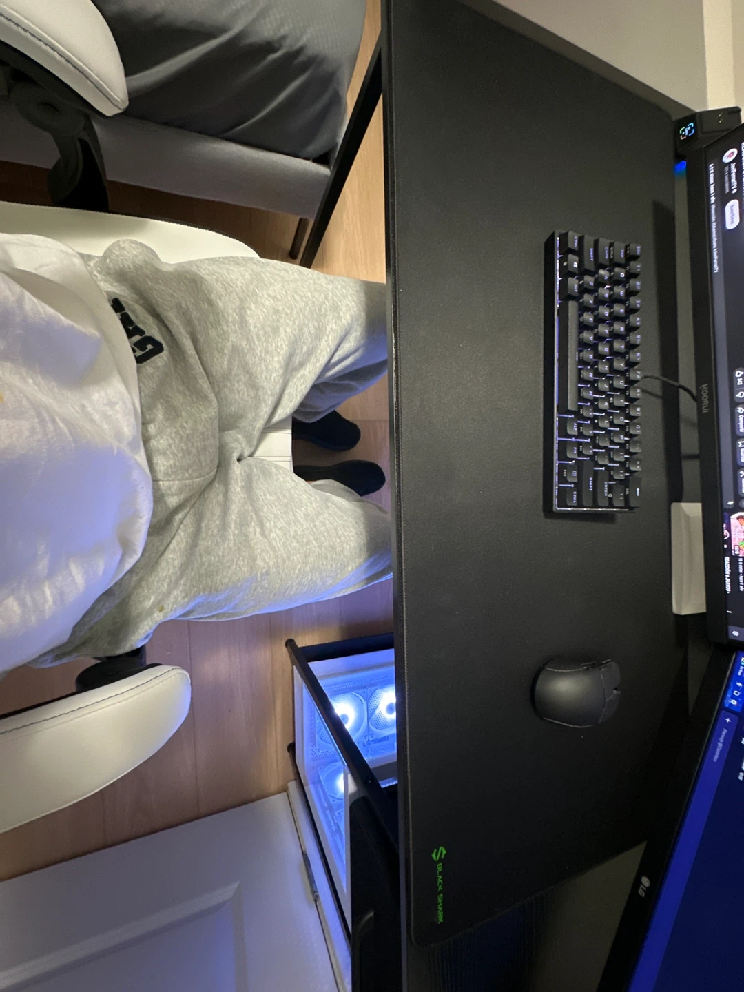 AODK Gaming Desk, Black, PLUS Extras read info - photo 5