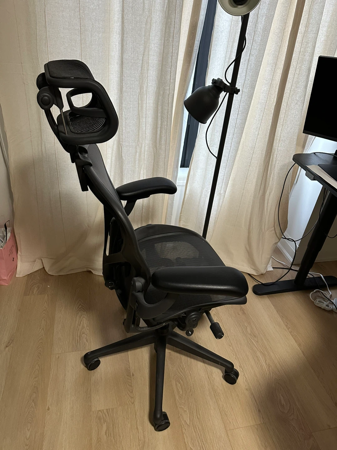 Herman Miller Aeron Chair - Black - photo 2