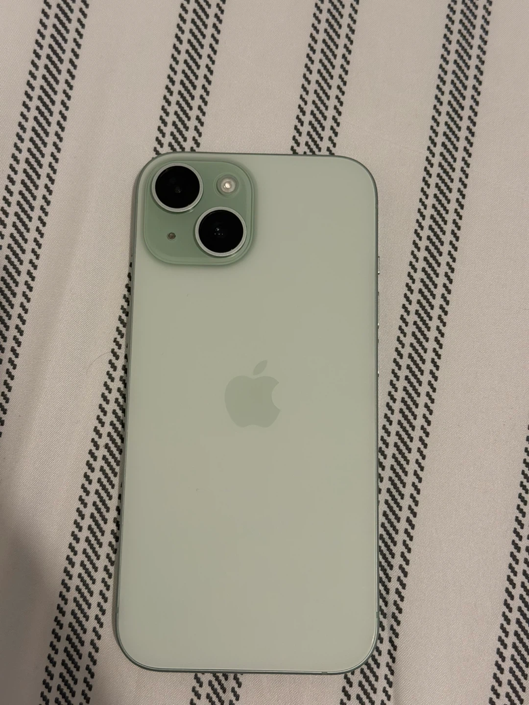 Apple iPhone 15 - Green
