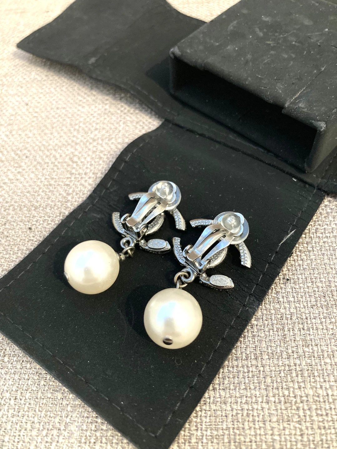 100% Authentic Chanel Logo Pearl Drop Clip On Earrings - photo 4