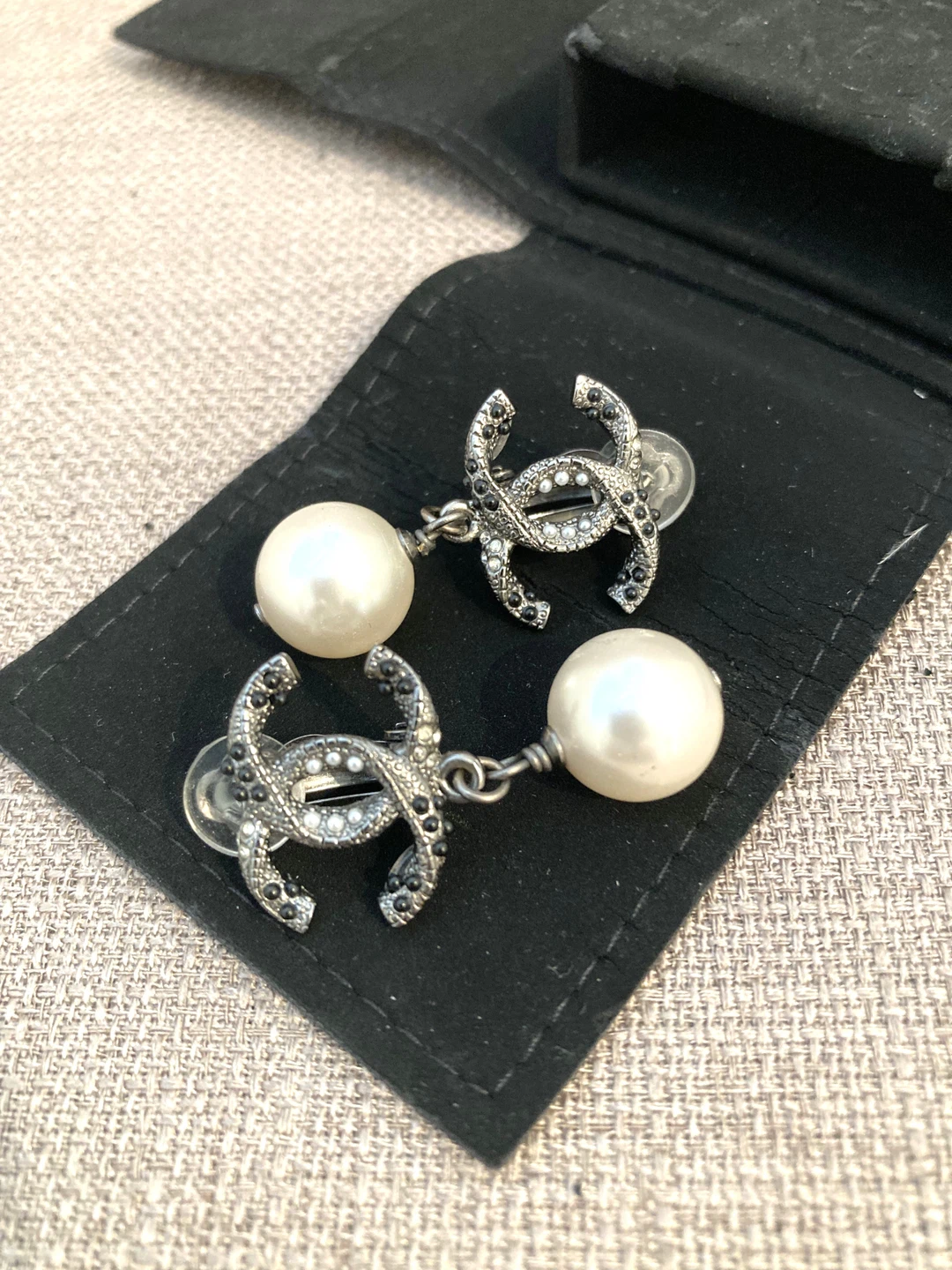 100% Authentic Chanel Logo Pearl Drop Clip On Earrings - photo 5