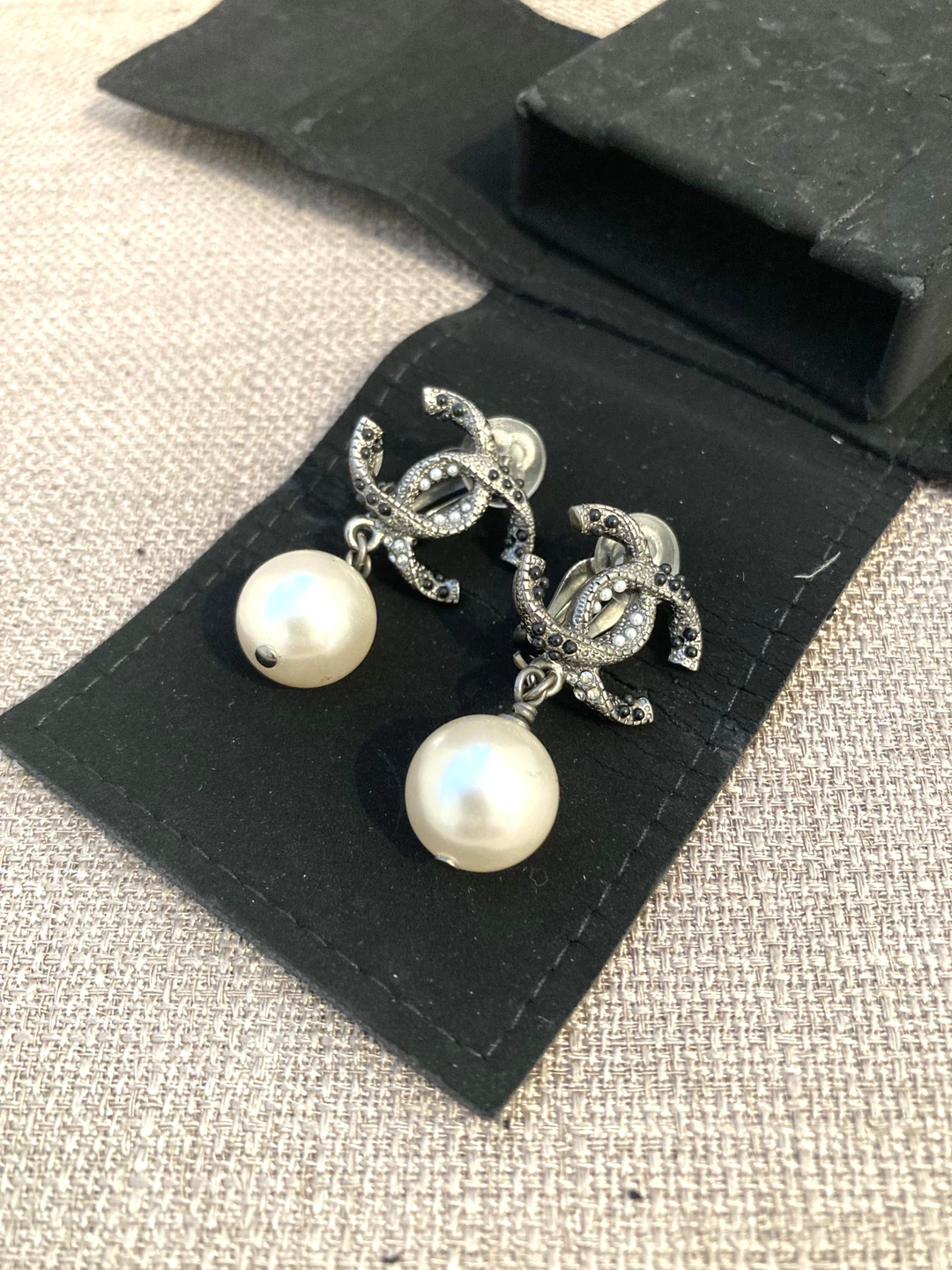 100% Authentic Chanel Logo Pearl Drop Clip On Earrings - photo 3