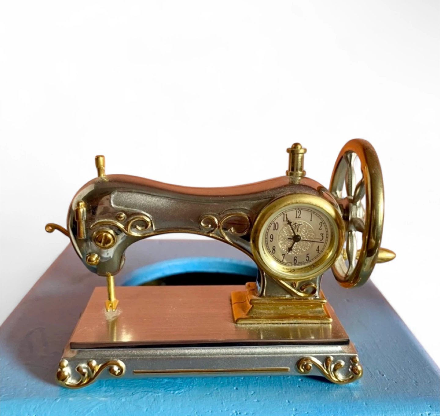 Novelty Sewing Machine Clock Unique Home Decor - photo 3