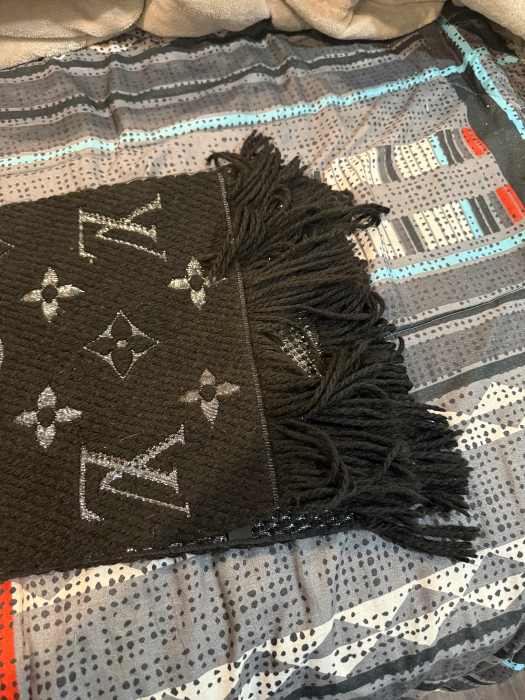 Louis Vuitton Black Scarf - photo 4