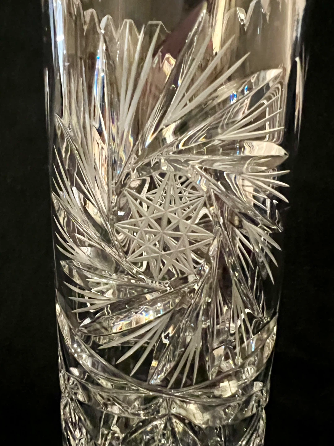 Vintage hand cut pinwheel 24% cryptal glass vase - photo 2