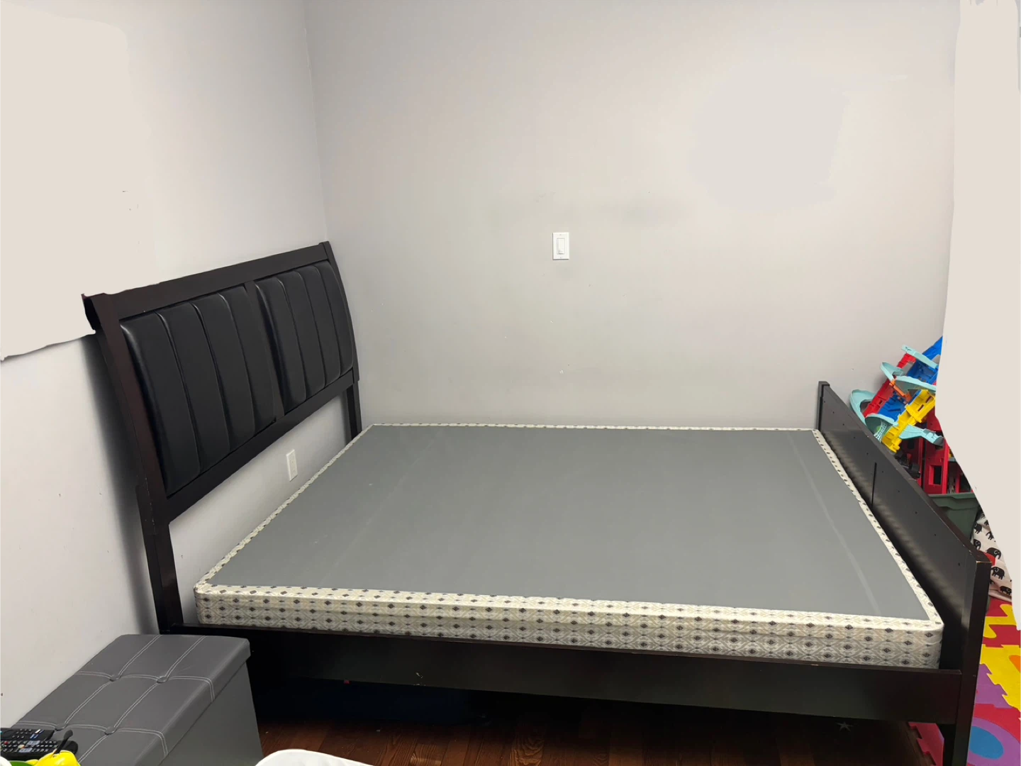 Queen bed with mattress box - photo 2