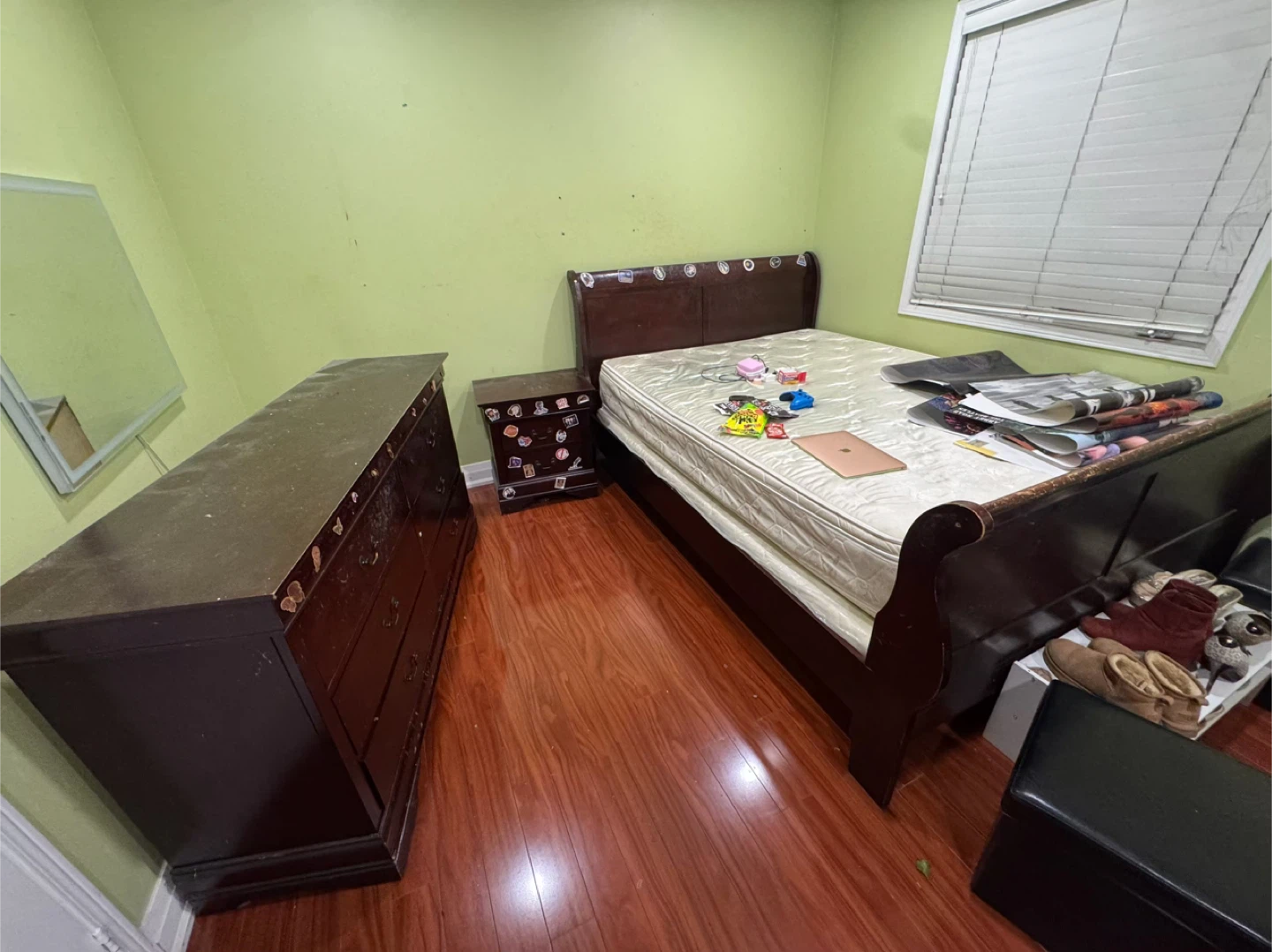 Bedroom Set: Queen Bed, Dresser & Nightstand