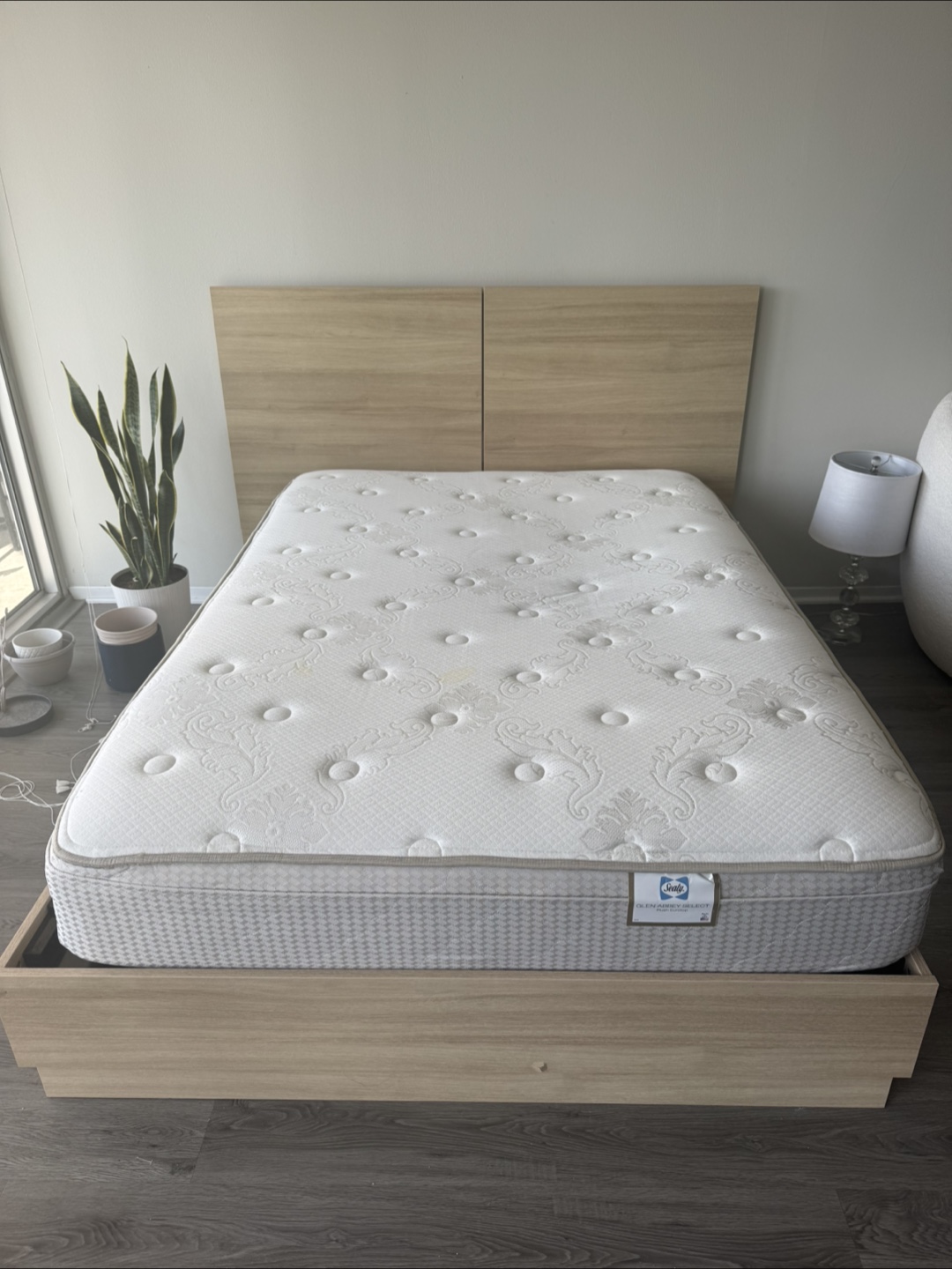 Sealy Mattress & Milano Platform Bed with Headboard - photo 4