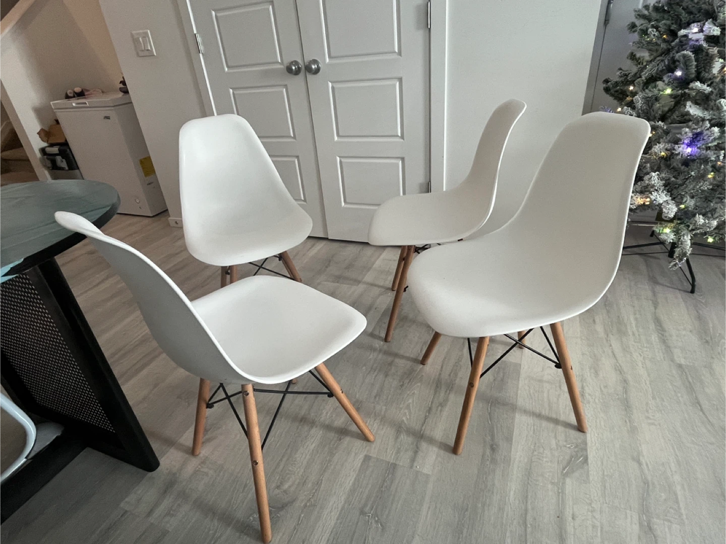 Set of 4 white Eiffel - Modern Style Dining Chairs