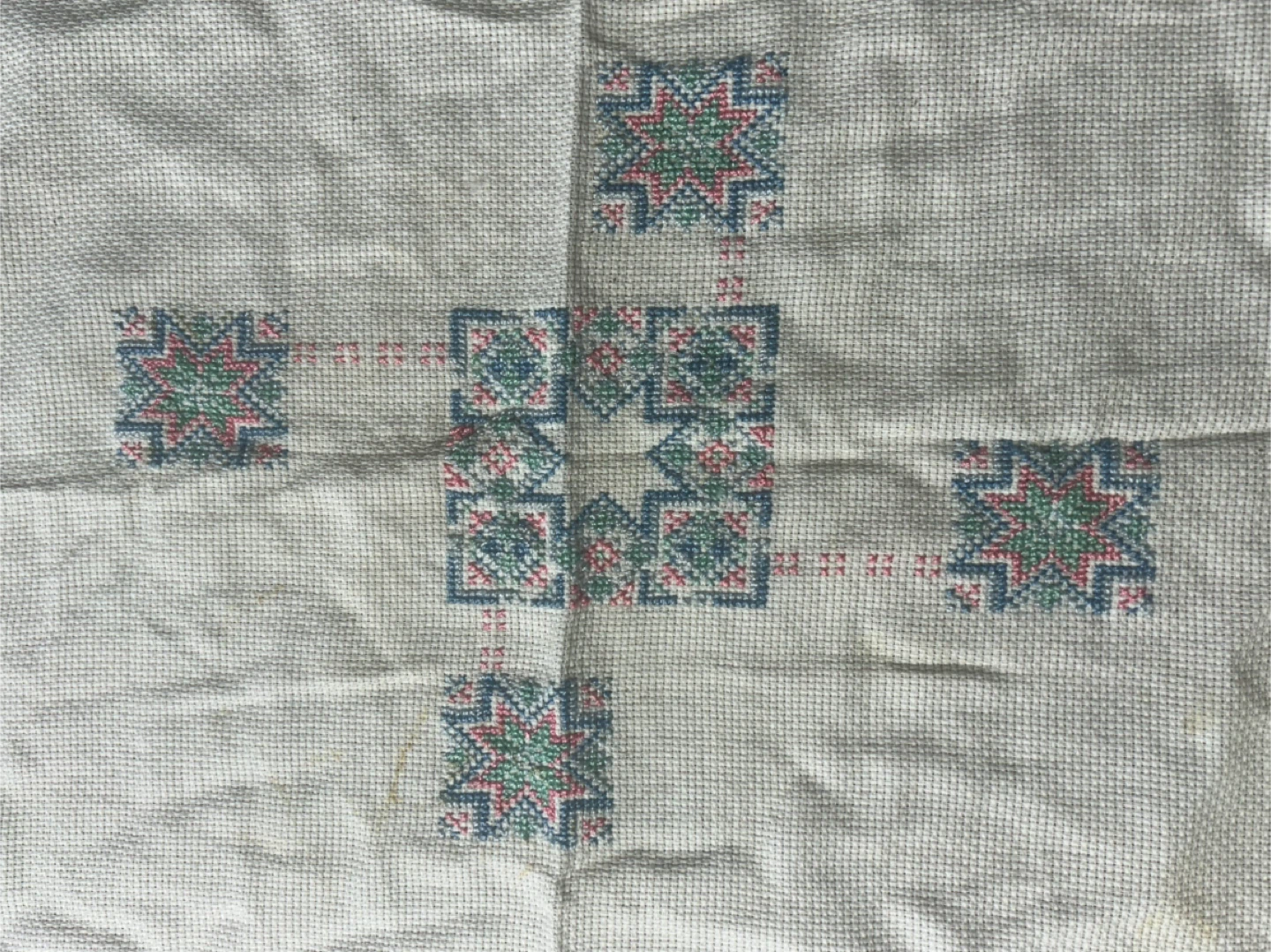 Handmade Embroidered Tablecloth & Napkins kit - photo 2