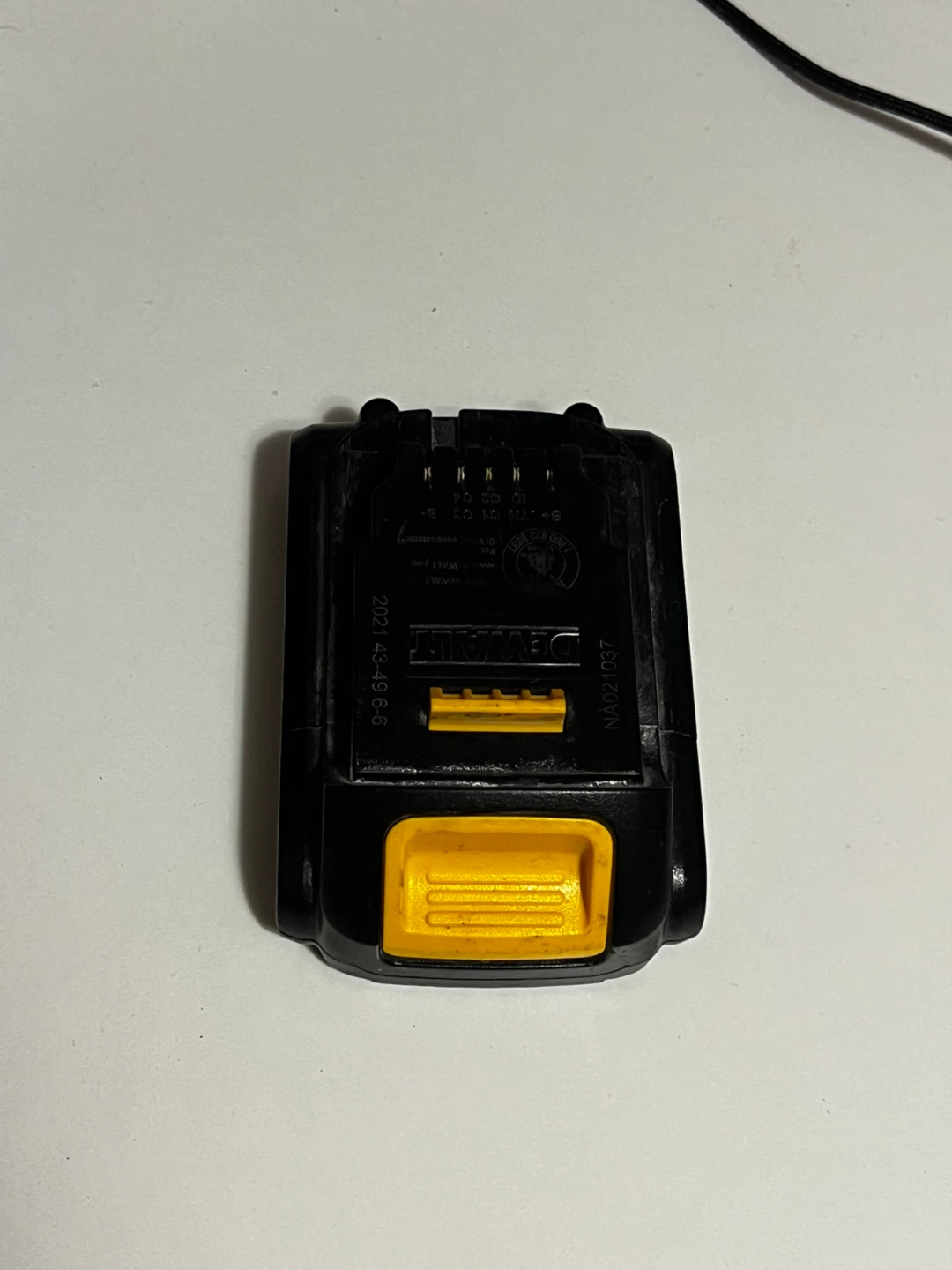 DeWalt 20V MAX Lithium Ion Battery Pack DCB201 - photo 2