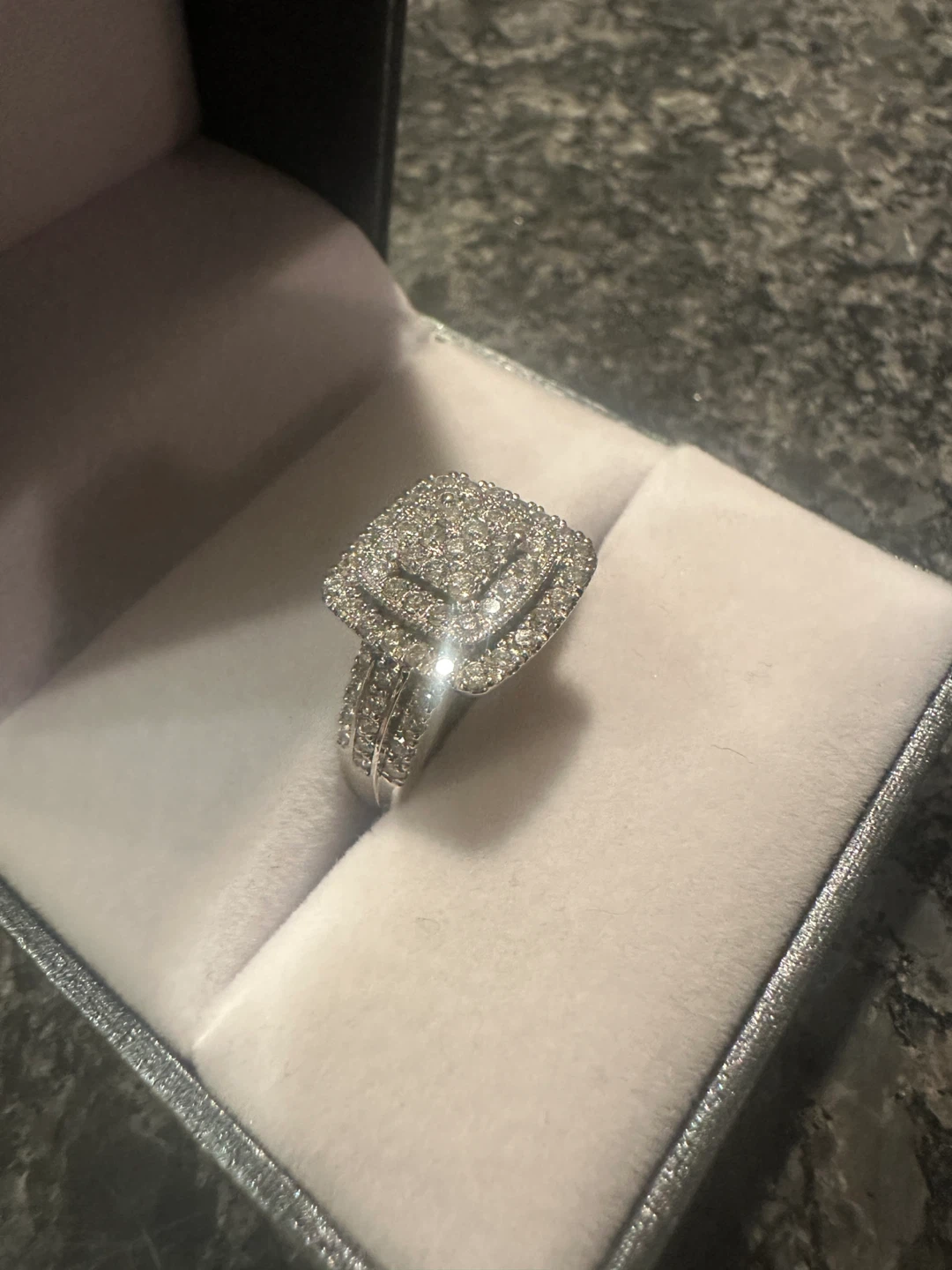 Beautiful 10kt White Gold Diamond Ring - photo 2