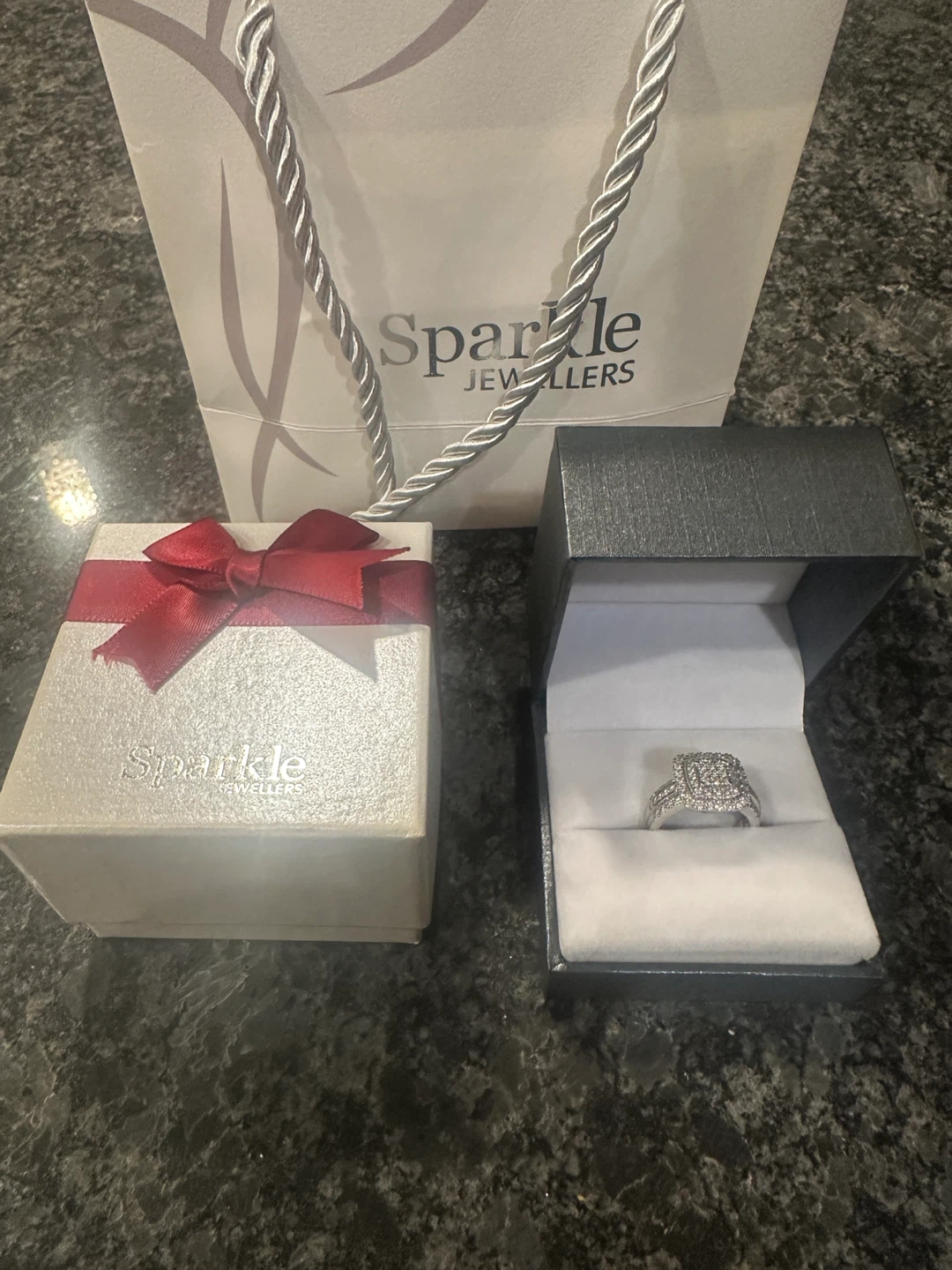 Beautiful 10kt White Gold Diamond Ring - photo 3