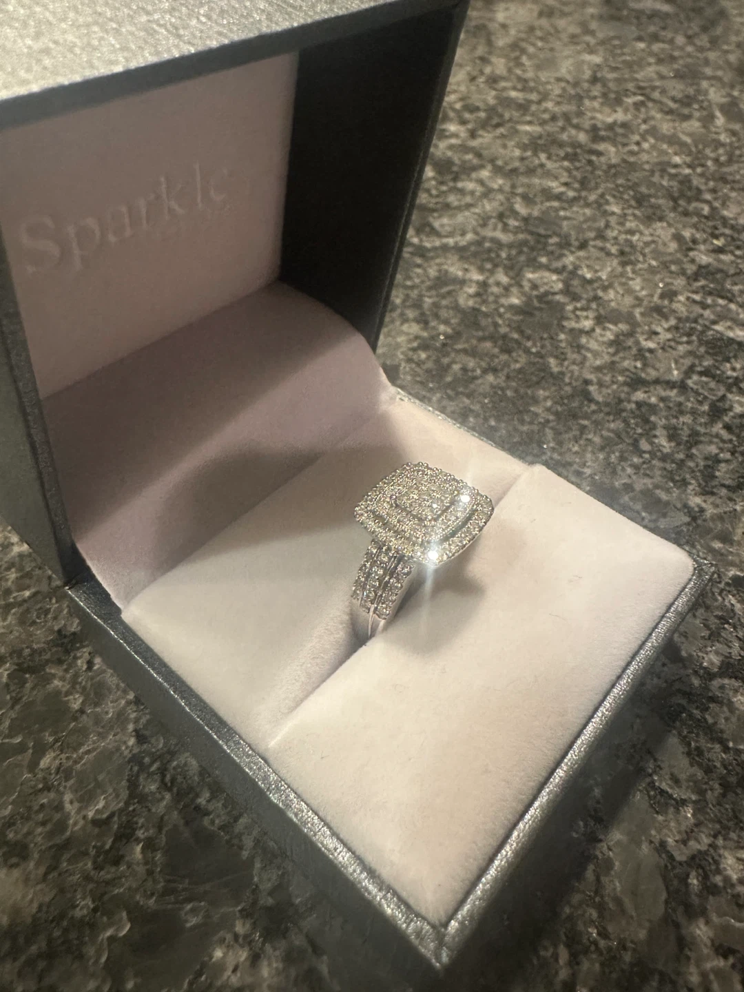 Beautiful 10kt White Gold Diamond Ring
